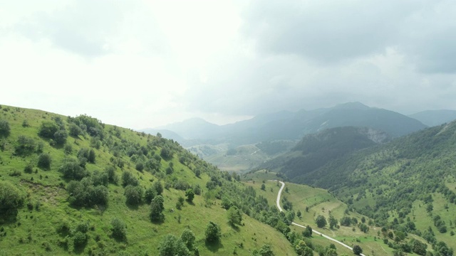 镜头中一条穿过山道的风景，镜头正在向前移动视频素材