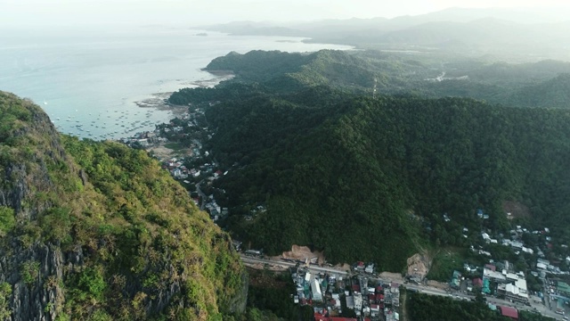 无人机拍摄的高山覆盖着热带森林。热带景观。旅游概念菲律宾，厄尔尼诺。视频素材