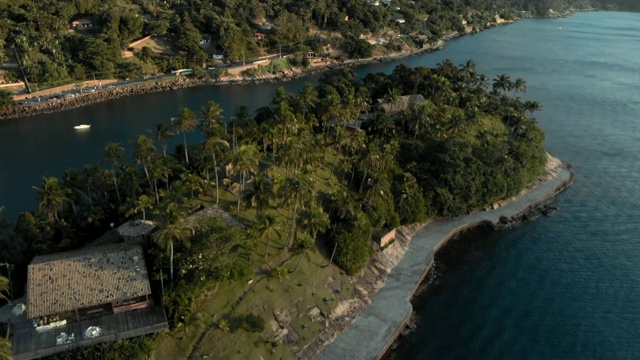 Aerial:巴西Ilhabela群岛上的私人岛屿建筑，背景是茂密的丛林视频素材