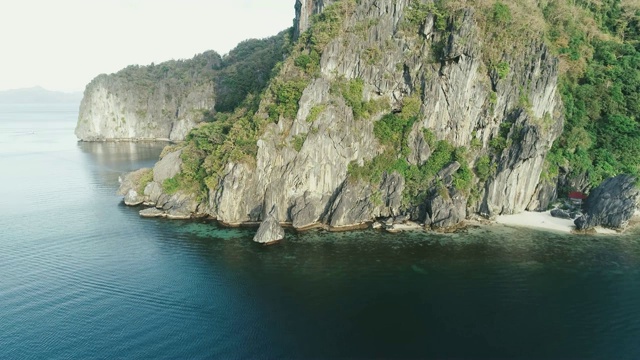 无人机拍摄的高山覆盖着热带森林。热带景观。旅游概念菲律宾，厄尔尼诺。视频素材