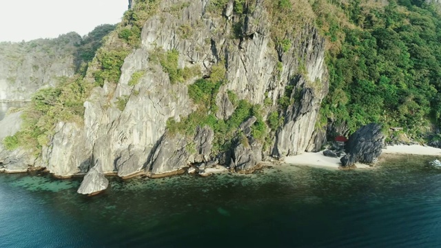 无人机拍摄的高山覆盖着热带森林。热带景观。旅游概念菲律宾，厄尔尼诺。视频素材