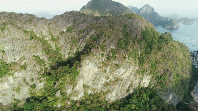 无人机拍摄的高山覆盖着热带森林。热带景观。旅游概念菲律宾，厄尔尼诺。视频素材