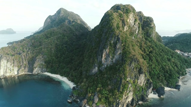 无人机拍摄的高山覆盖着热带森林。热带景观。旅游概念菲律宾，厄尔尼诺。视频素材