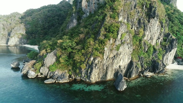 无人机拍摄的高山覆盖着热带森林。热带景观。旅游概念菲律宾，厄尔尼诺。视频素材