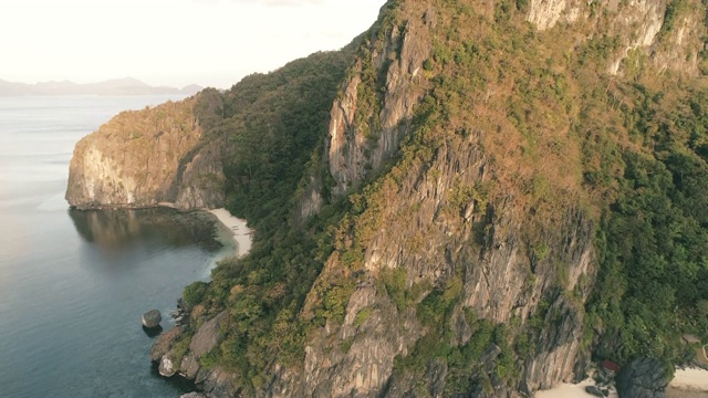 无人机拍摄的高山覆盖着热带森林。热带景观。旅游概念菲律宾，厄尔尼诺。视频素材