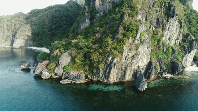 无人机拍摄的高山覆盖着热带森林。热带景观。旅游概念菲律宾，厄尔尼诺。视频素材