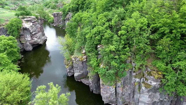 在乌克兰峡谷的布基村鸟瞰。视频素材