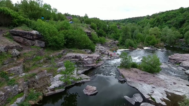 在乌克兰峡谷的布基村鸟瞰。视频素材