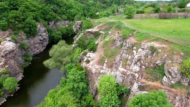 在乌克兰峡谷的布基村鸟瞰。视频素材