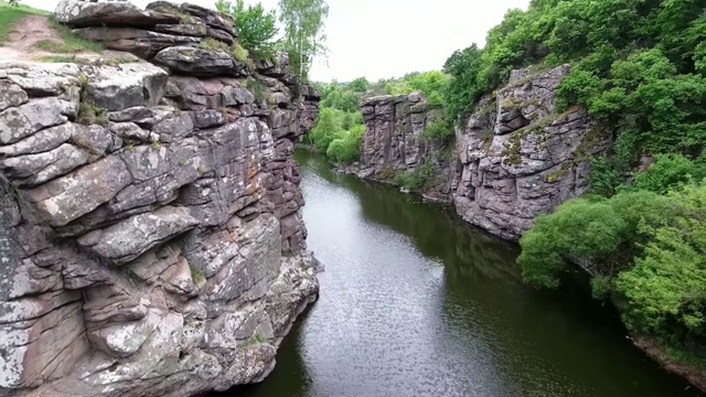 在乌克兰峡谷的布基村鸟瞰。视频素材