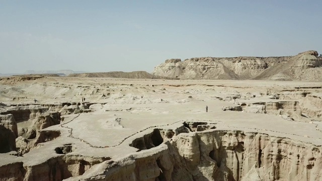 无人机在星谷上空飞行。视频素材