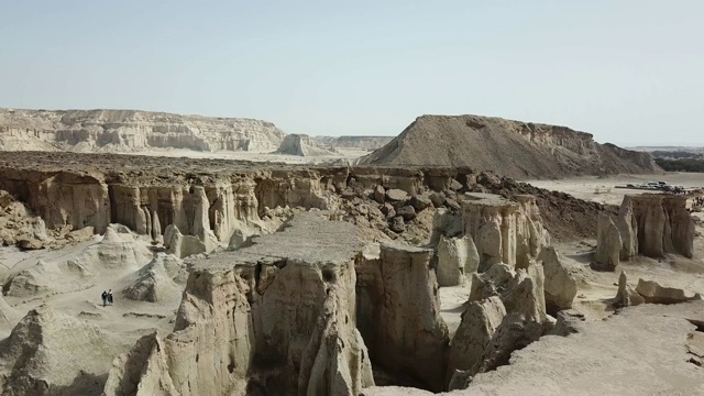 无人机在星谷上空飞行。视频素材