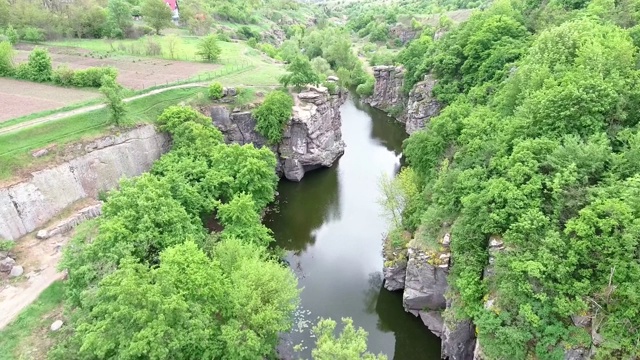 在乌克兰峡谷的布基村鸟瞰。视频素材