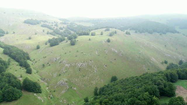 空中镜头通过一座山和它的山谷视频素材