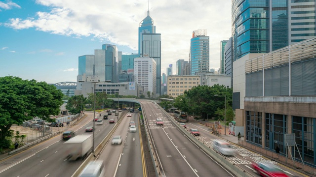 延时:上午香港中环及金钟高速公路上的交通情况，以天际线大厦为背景视频素材