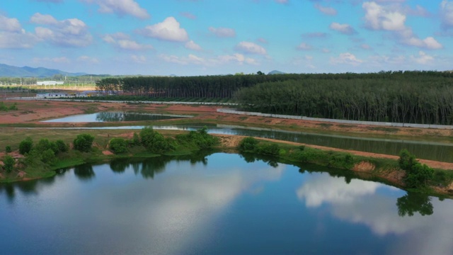 泰国乡村雨水防洪小水坝鸟瞰图视频素材