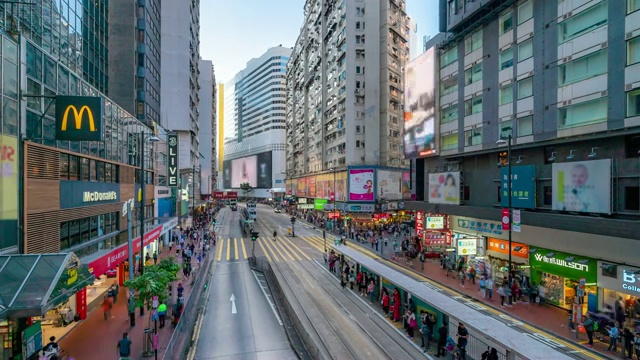 在香港铜锣湾的行人与历史电车的背景视频素材