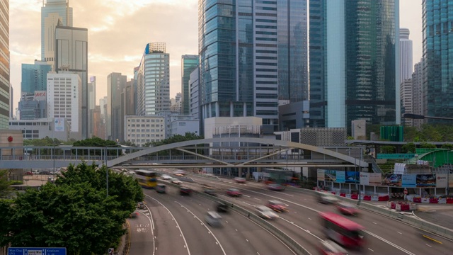 延时:上午香港中环及金钟高速公路上的交通情况，以天际线大厦为背景视频素材