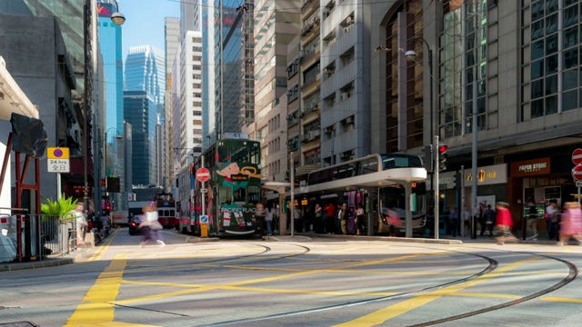 慢镜头:香港市中心上环西市场海鲜干及食补街的行人及交通背景视频素材