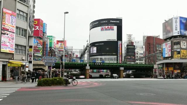 延时:日本东京新宿的行人视频素材