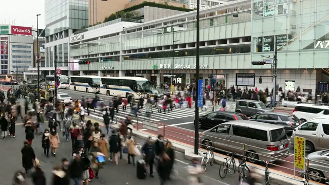 延时:日本东京新宿车站的行人视频素材