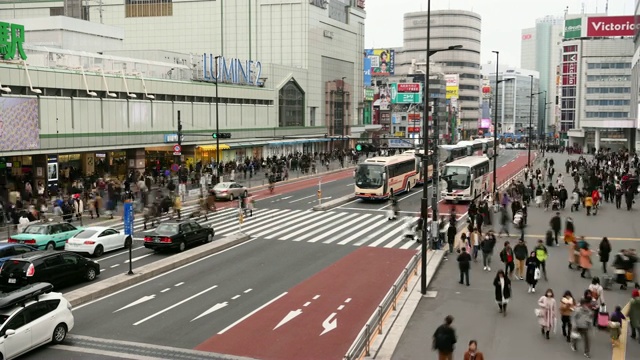 延时:日本东京新宿车站的行人视频素材