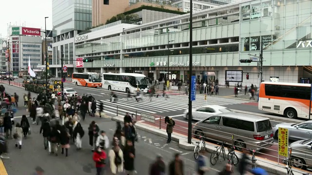 延时:日本东京新宿车站的行人视频素材