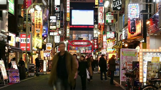 延时:日本东京歌舞伎町新宿的夜生活区视频素材