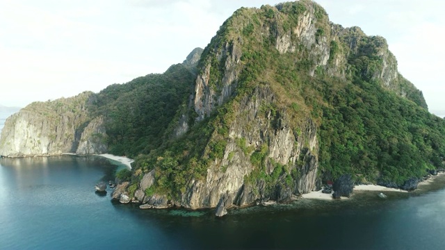 无人机拍摄的高山覆盖着热带森林。热带景观。旅游概念菲律宾，厄尔尼诺。视频素材