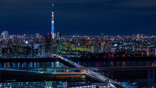 东京天空树塔，日本东京新的著名地标，矗立在夜空和东京城市灯光下视频素材