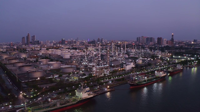 炼油厂夜间鸟瞰图视频素材