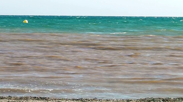 一场夏季大雨后地中海的泥泞部分。视频素材