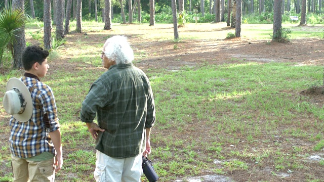 西班牙男孩和祖父在公园徒步旅行视频素材