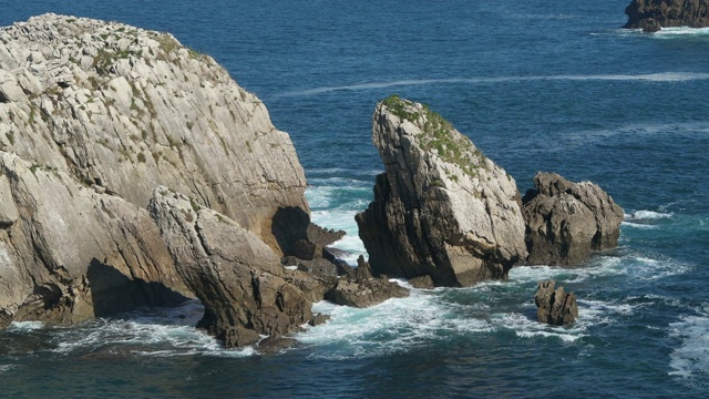 科斯塔奎布拉达的岩石海岸。Urros de Liencres。利安克雷斯附近海岸的悬崖。视频素材