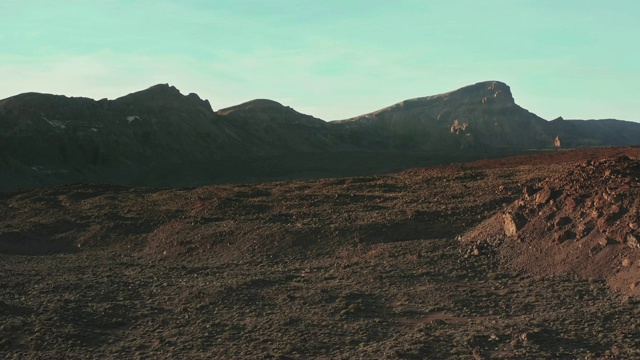 冰冻熔岩形成的火山沙漠形成了一种陌生的景观视频素材