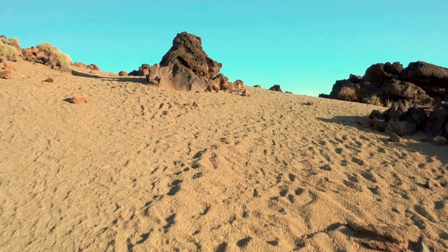 冰冻火山熔岩形成的火星沙漠景观视频素材