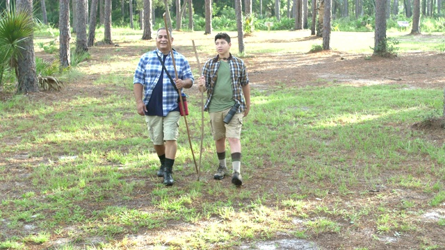 西班牙男孩和父亲在公园徒步旅行视频素材