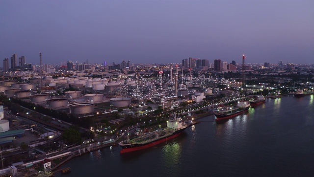 炼油厂夜间鸟瞰图视频素材