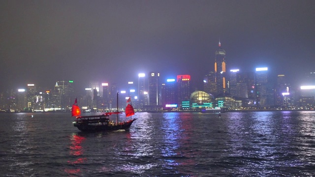 香港维多利亚港夜间红色帆船视频素材