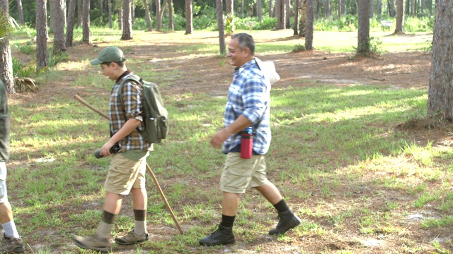 西班牙男孩，父亲和祖父在公园徒步旅行视频素材