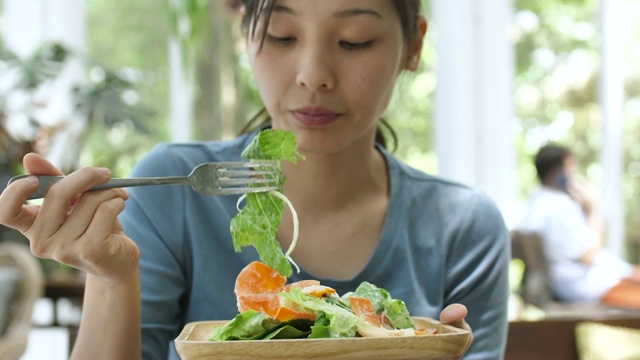 年轻女子快乐脸吃沙拉快乐脸，健康饮食视频素材