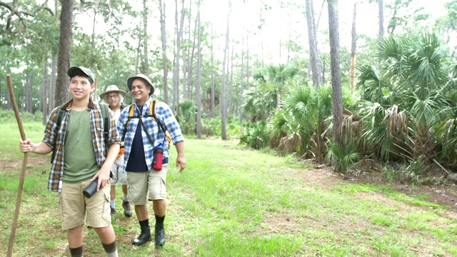 西班牙男孩，父亲和祖父在公园徒步旅行视频素材