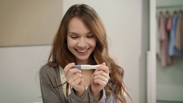 怀孕测试呈阳性的快乐女人。女性生育。等待出生的婴儿视频素材