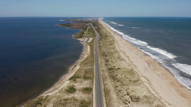 从海边到海边的道路鸟瞰图。4 k视频素材