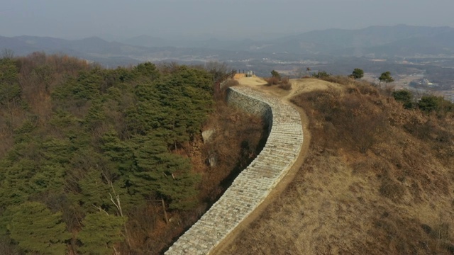 观景Pasaseong石墙(据说是在新罗王国的第五任统治者Pasa国王统治时期建造的)在烈州西视频素材