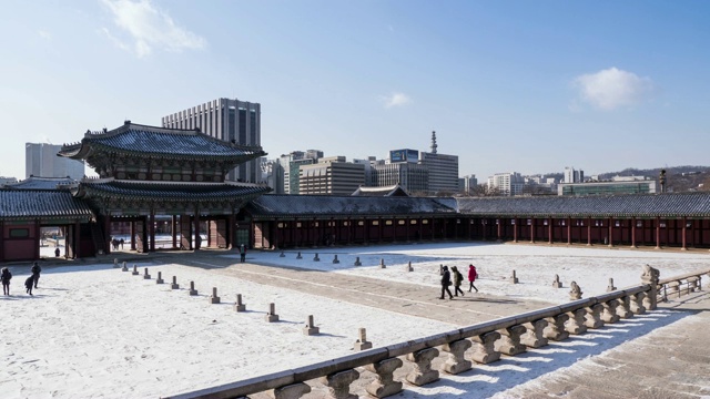 韩国首尔的庆福贡(朝鲜王朝的皇家宫殿)兴叶门的冬季景色视频素材