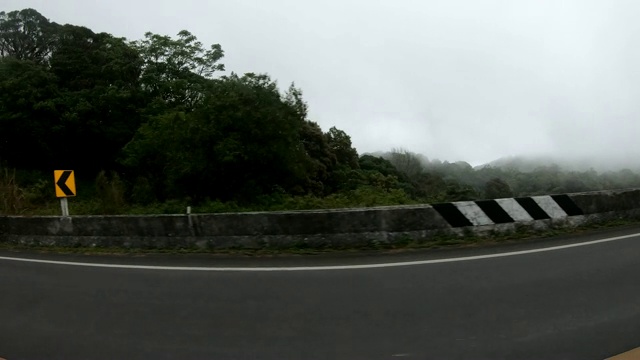 开车时从车窗外看雨后路边的山景。公路旅行度假视频素材