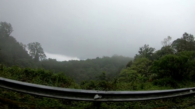 开车时从车窗外看雨后路边的山景。公路旅行度假视频素材