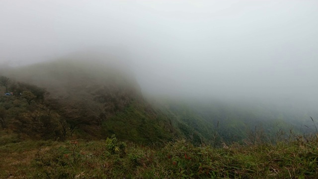 风吹雾，傍晚露出山景视频素材