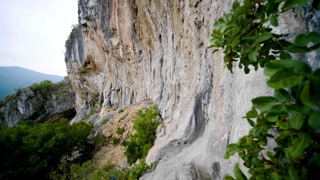 斯洛文尼亚一名登山者正在攀登一面巨大的石灰石墙视频下载